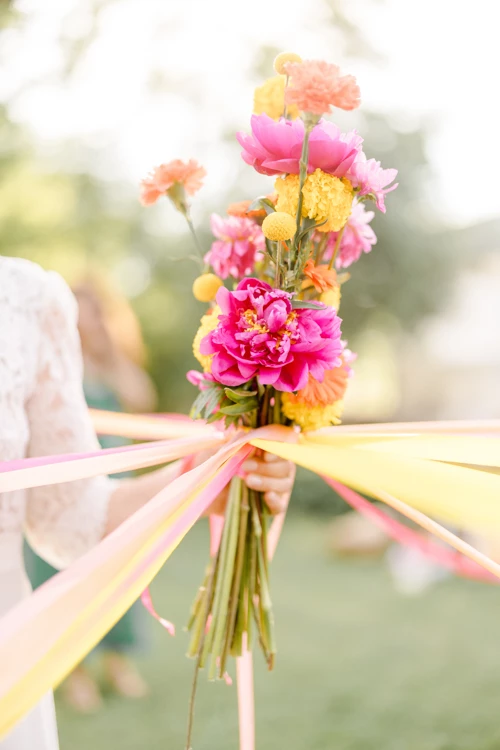 jaune rose pétale composition florale ruban